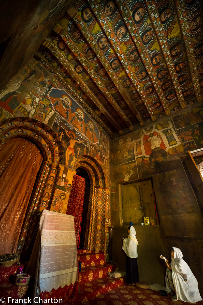 Couvertes du traditionnel châle de lin blanc, des croyantes prient dans le sanctuaire de Debre Berhan Selassié
