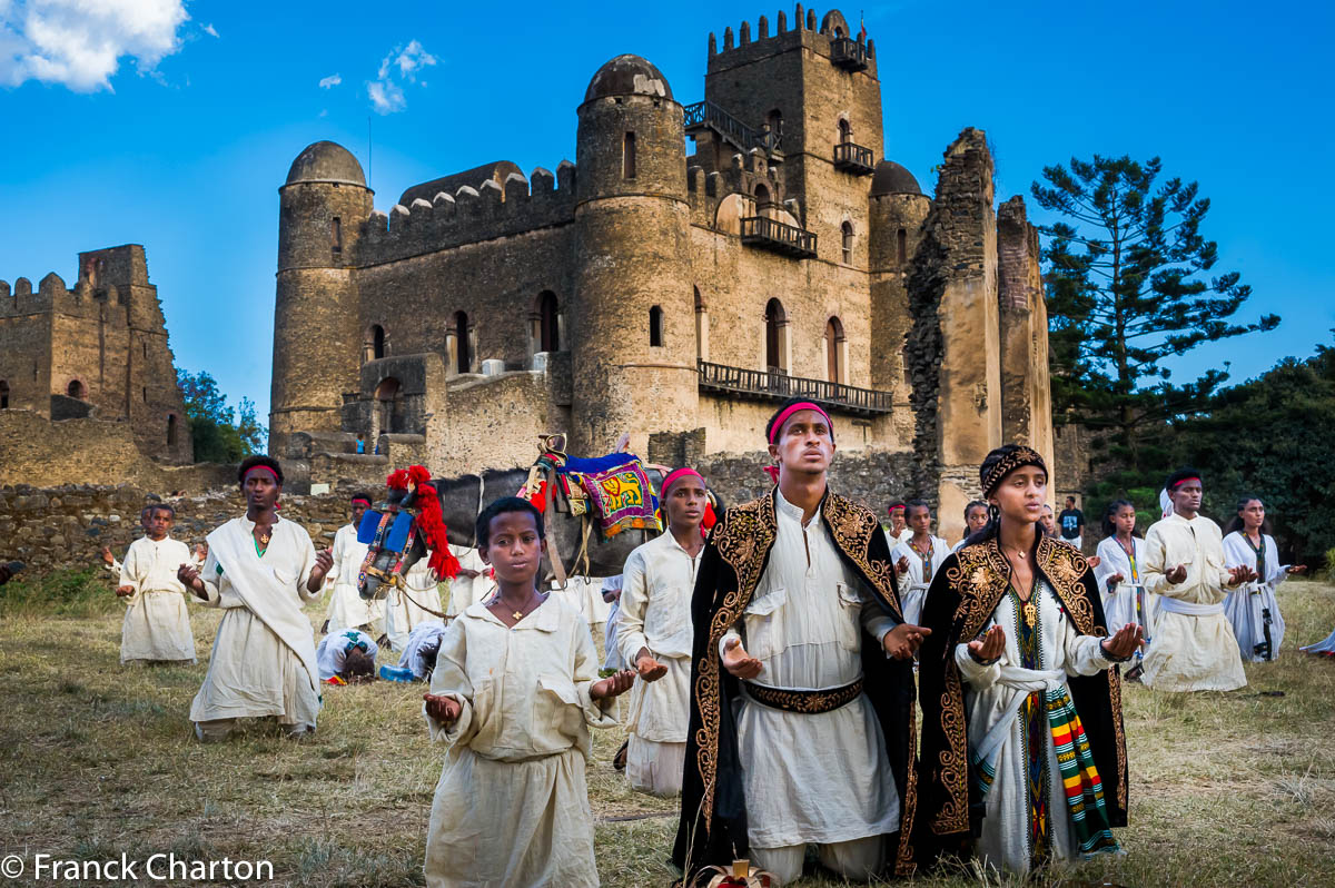 Prière collective devant le château principal du Roi Fasilidas, du XVIIe siècle