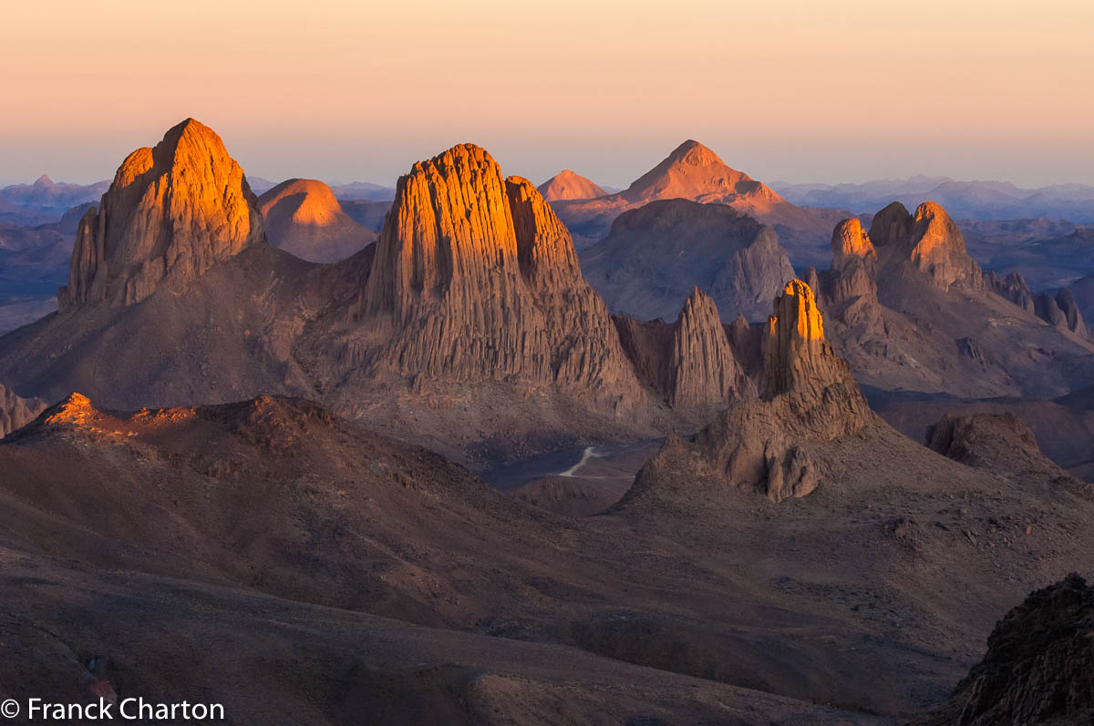 Lever de soleil sur les Tezouyag, orgues basaltiques culminant à 2700m, face à l’ermitage.