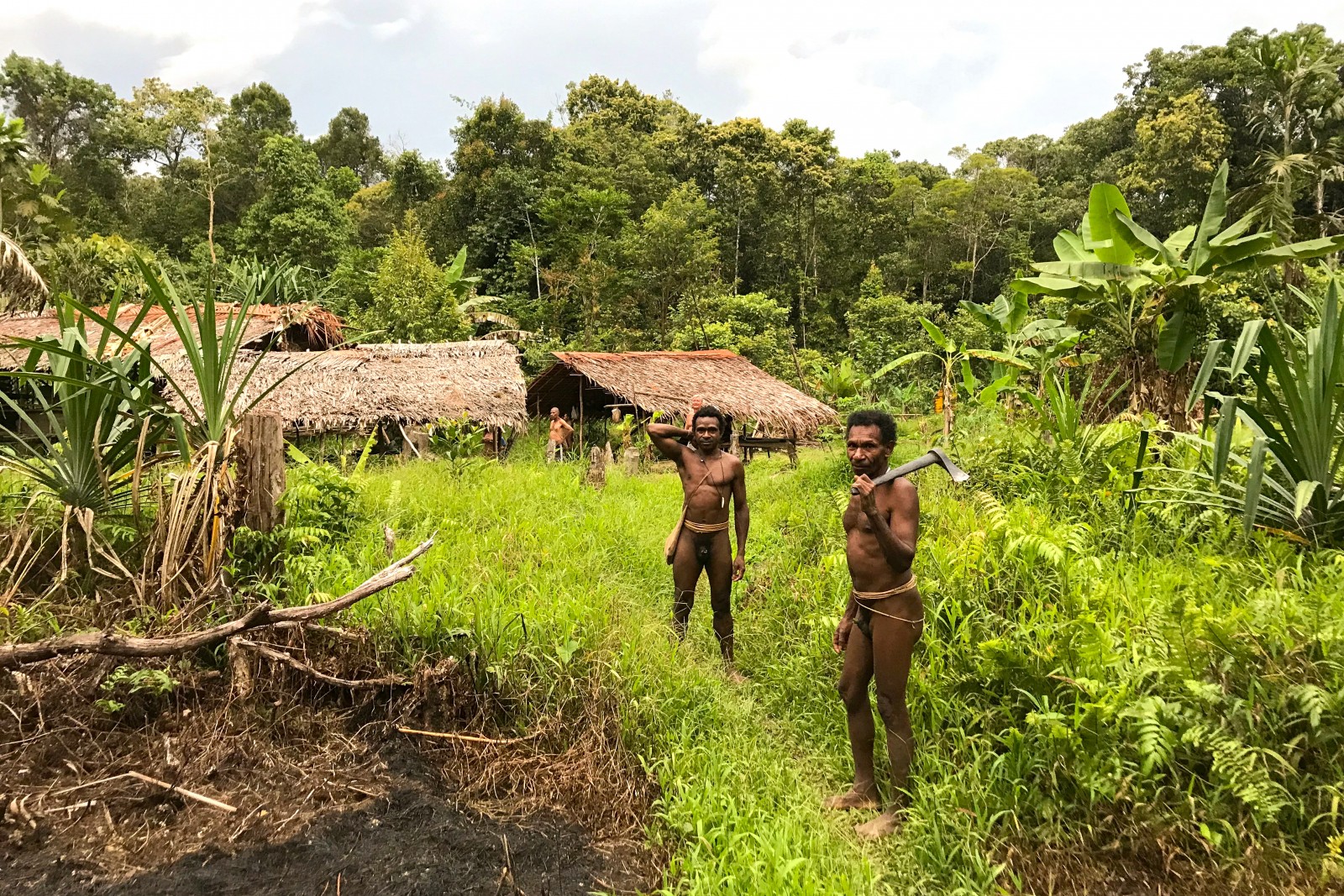 Hommes korowai se rendant en forêt, Papua indonésienne © Eric Bonnem