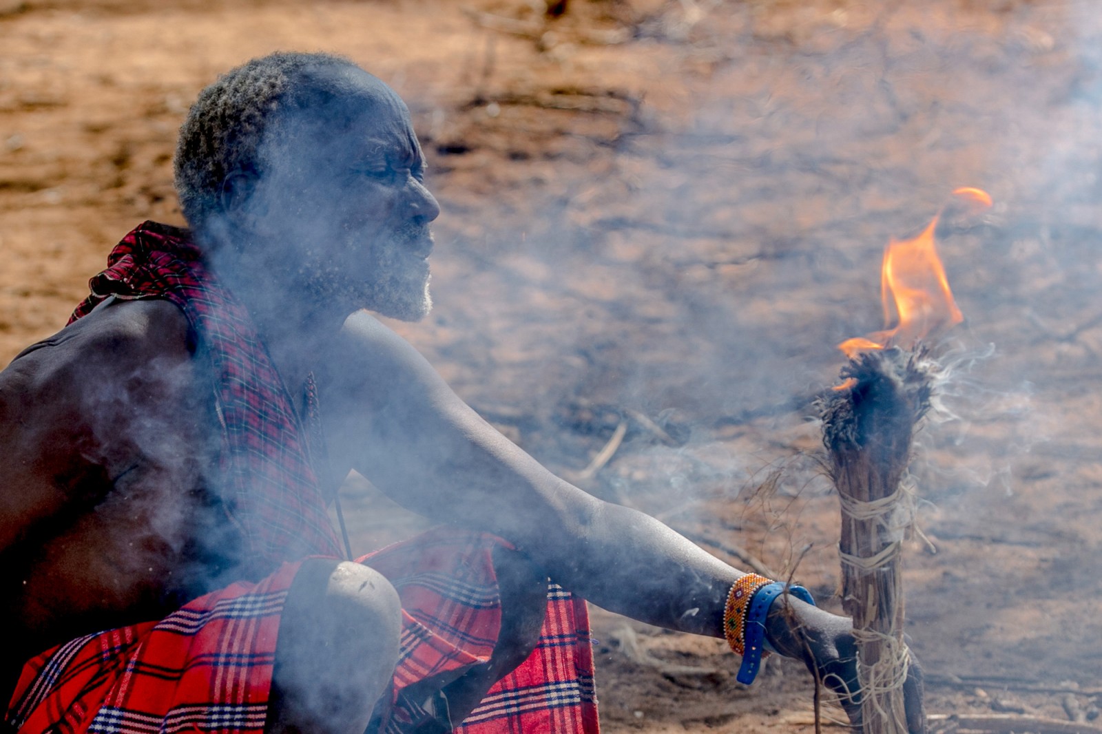 Préparation d'un feu chez les Massaï © Bernard Boisseau