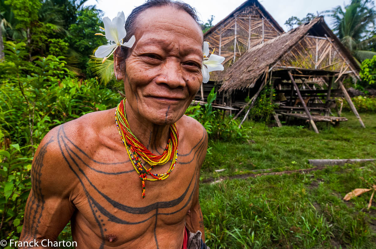 Mentawai devant la maison collective