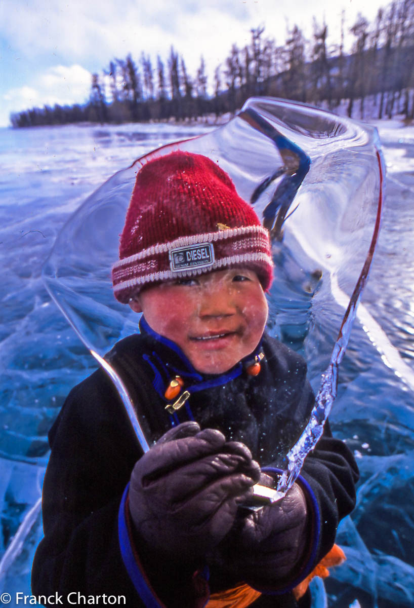 La glace cristalline, source infinie de jeux pour les enfants comme pour les adultes