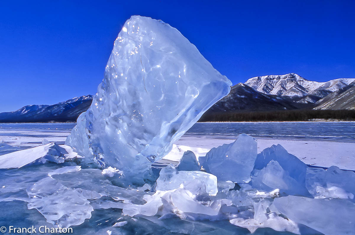 Exemple de vague figée par le gel, lors d’une tempête lors de la glaciation du lac