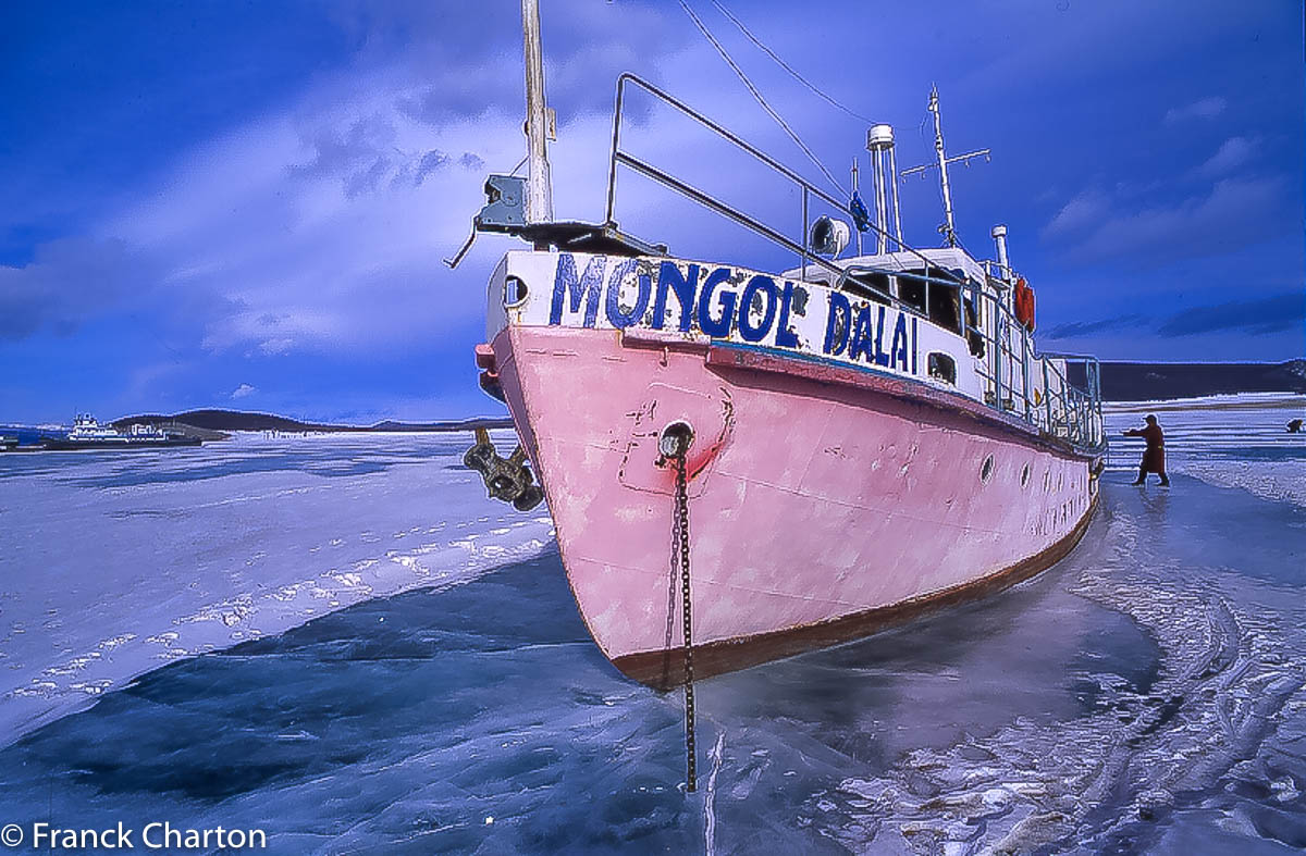 La flotte de navires commerciaux en rive nord, immobilisée dans les glaces