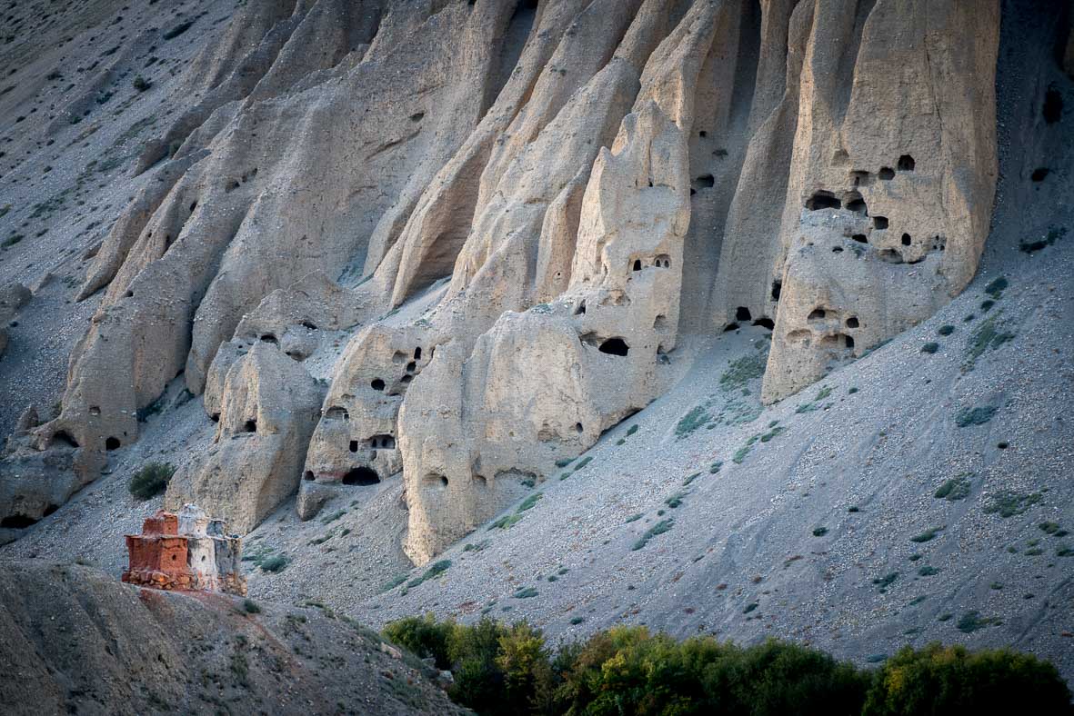 Ancienne gompa troglodyte du Mustang