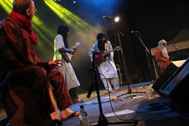 Musicien touareg jouant du oud