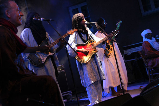Nabil Othmani en concert avec son groupe touareg