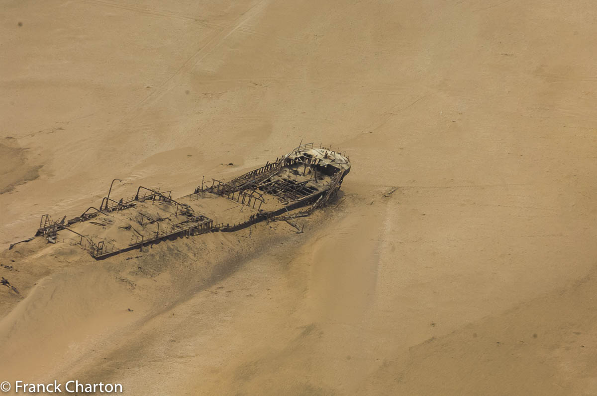 Le rivage de la Skeleton Coast tire son nom des épaves de navires échoués et partiellement recouverts par le sable, suite à la combinaison d’un fort courant marin, de brouillards fréquents et d’une côte désertique inhospitalière.