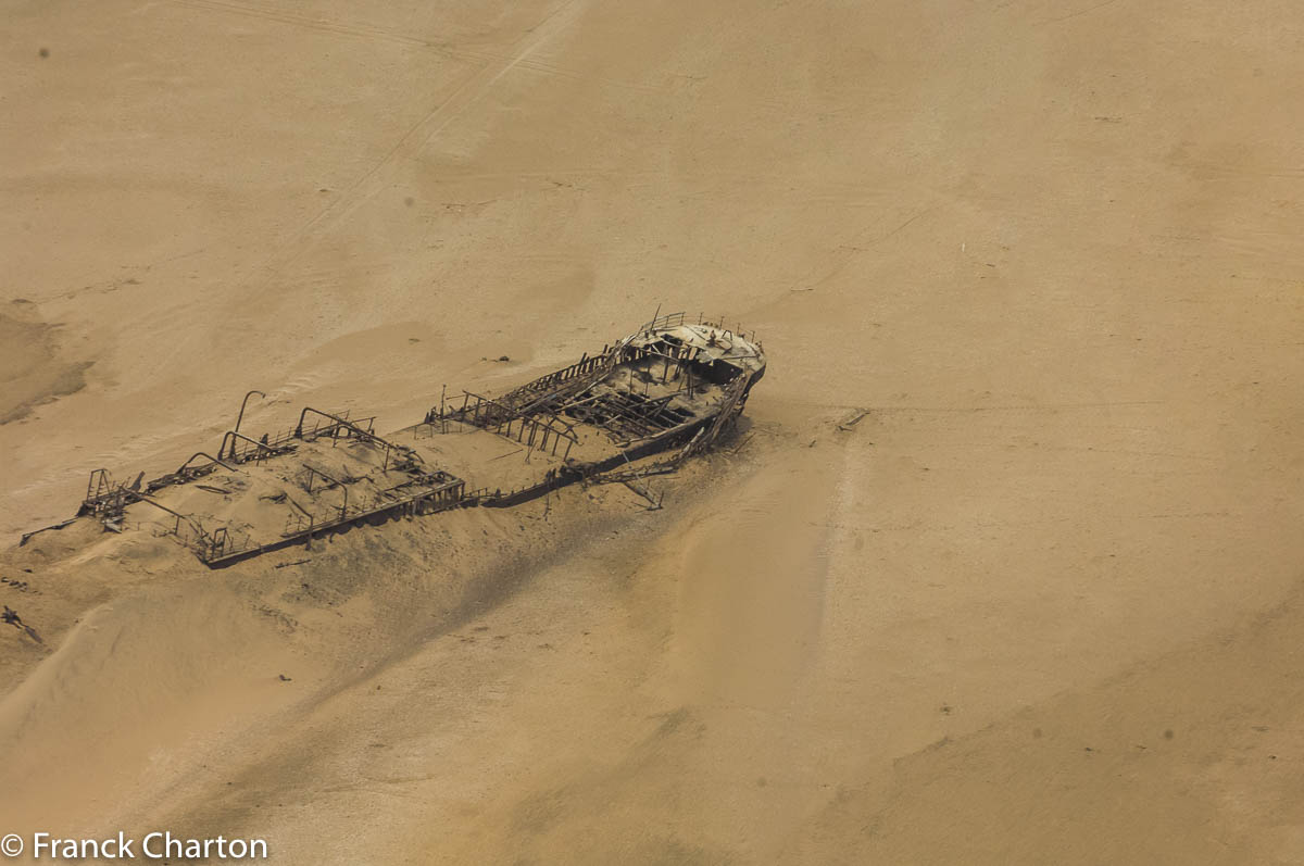 Le rivage de la Skeleton Coast tire son nom des épaves de navires échoués et partiellement recouverts par le sable, suite à la combinaison d’un fort courant marin, de brouillards fréquents et d’une côte désertique inhospitalière.