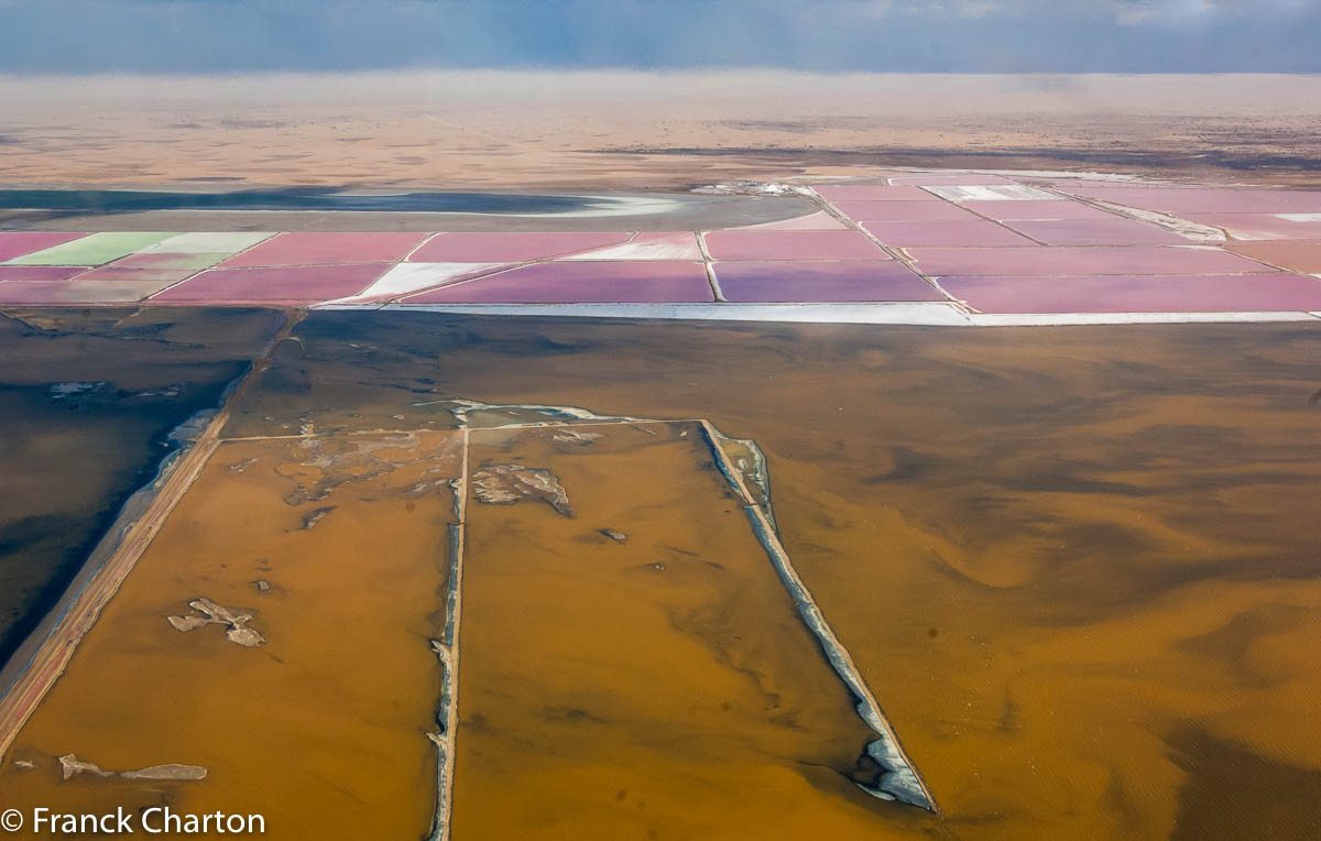 Les salines de Walvis Bay, « la baie des baleines », anciennement territoire sud-africain et actuellement une petite ville à trente kilomètres au sud de Swakopmund.