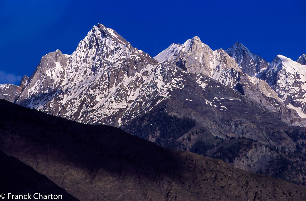 Sommets l’Hindou Kouch au-dessus de Chitral