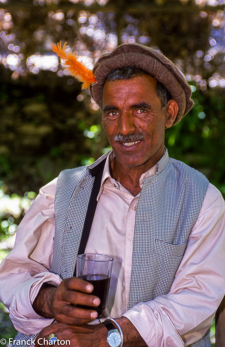 Abdul, l’hôtelier historique de Bumburet, savoure un verre de vin produit dans la vallée