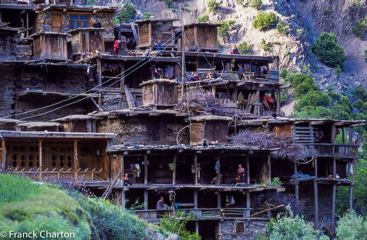 Village kalash de Guru en vallée de Birir