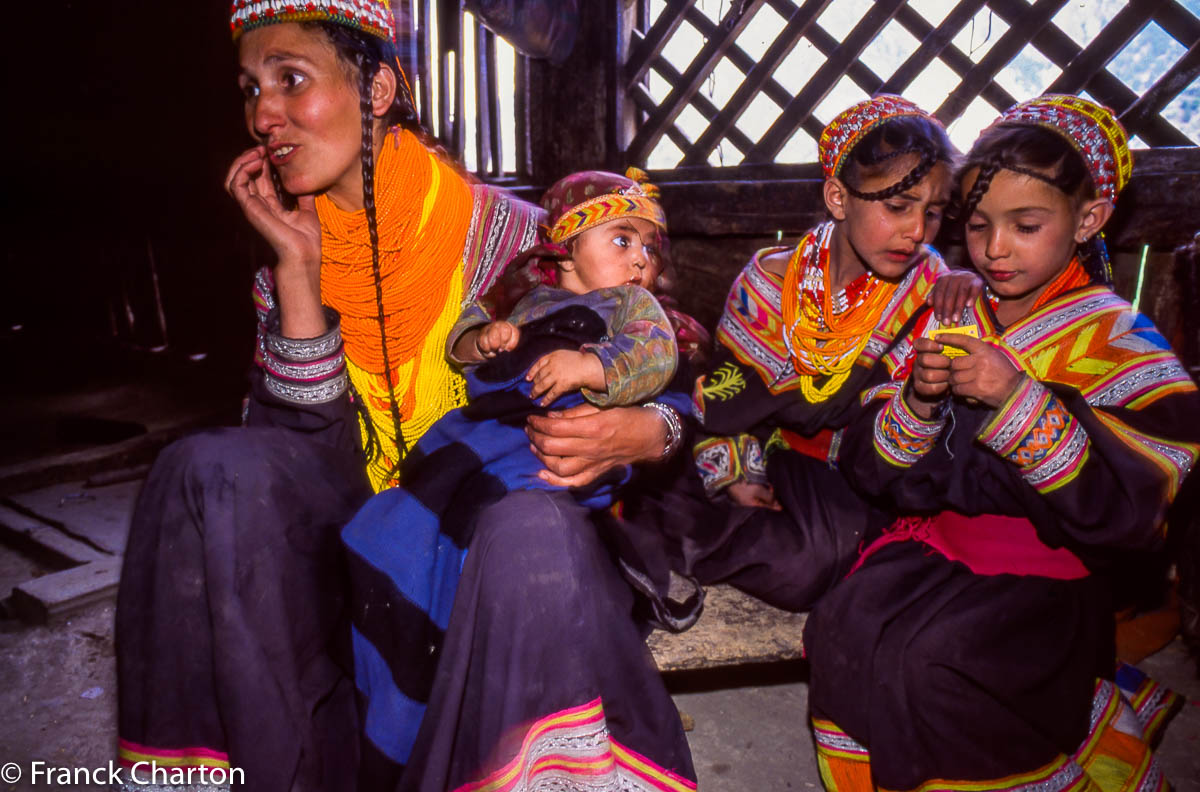 Intérieur et famille kalash de Krakal