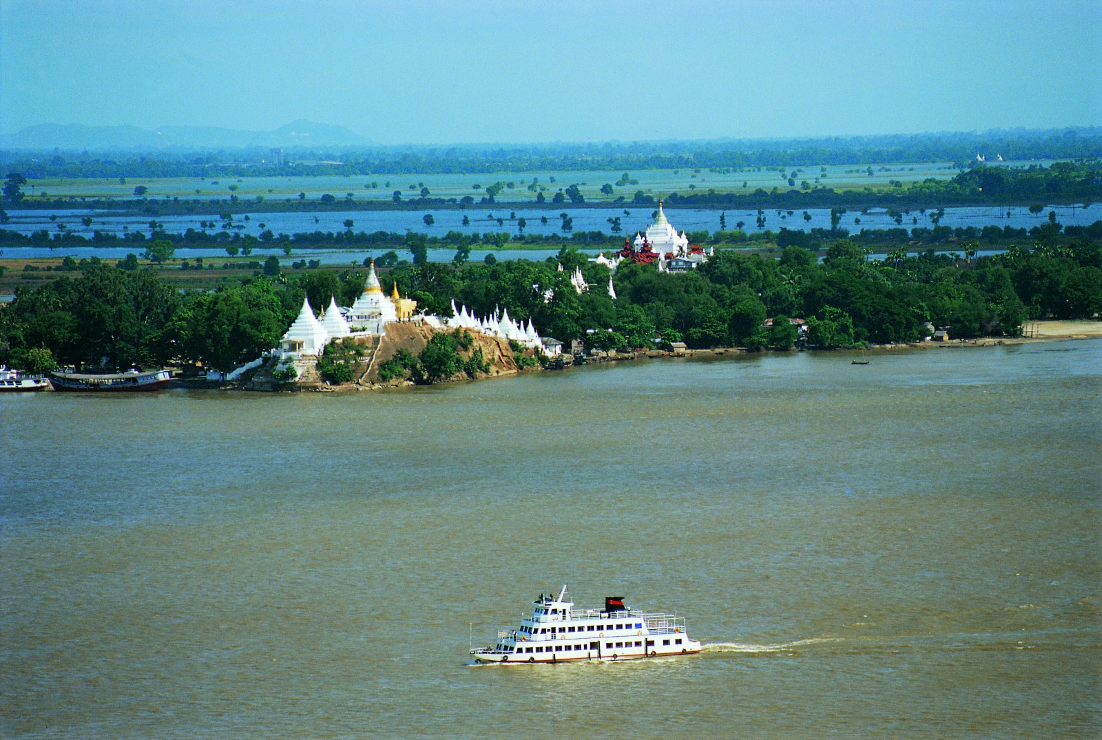 Village au bord du fleuve Irrawaddy