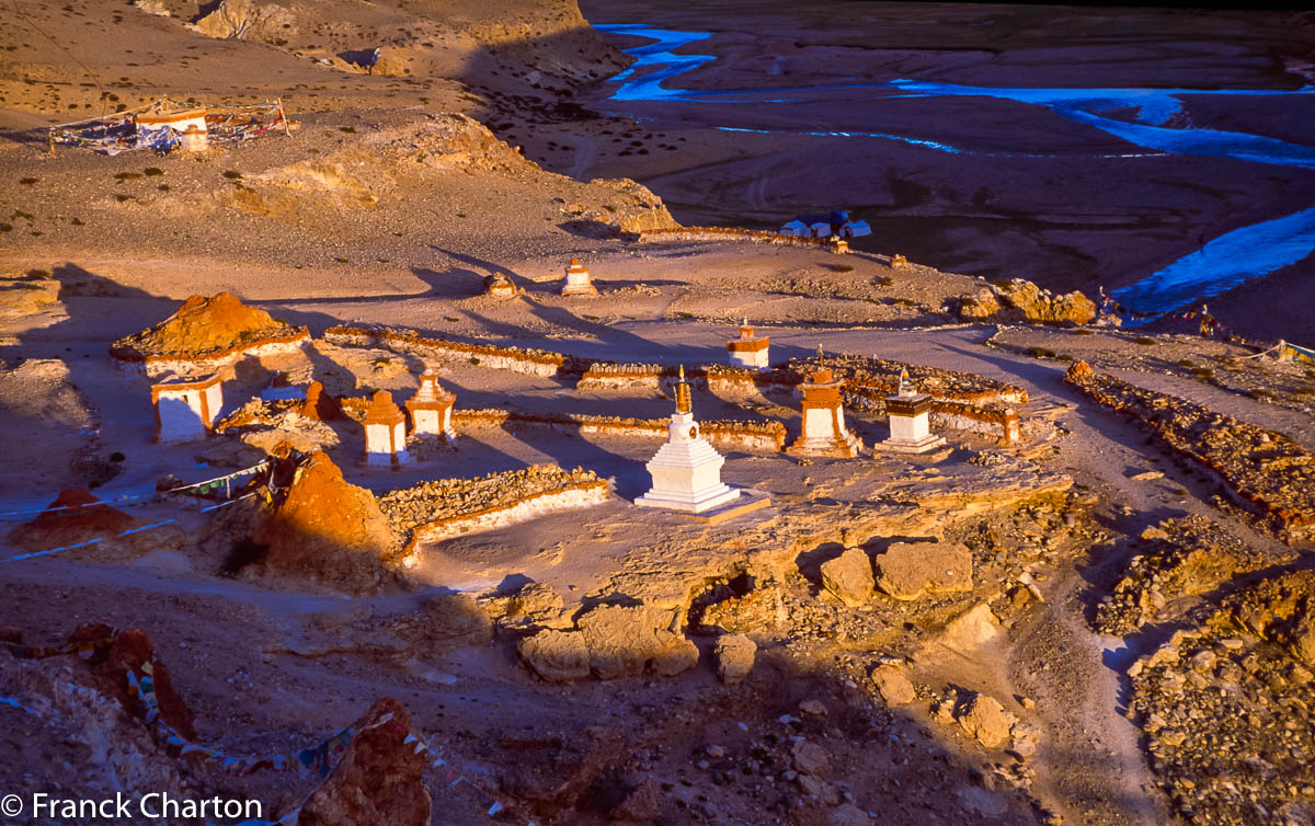 Site sacré de Tirthapuri, canyon insolite combinant sources d’eau chaude, ermitages et mythes. 