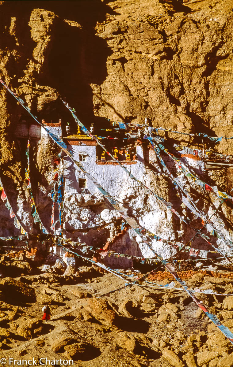 Monastère troglo de Gurugyam, d’obédience bon, à quelques heures de marche ou 20 ’ de 4x4 de Tirthapuri