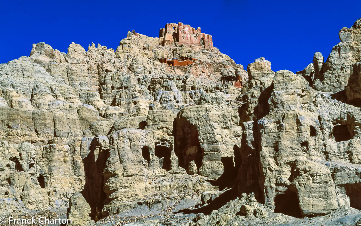 Kyunglung ou les vestiges la cité mythique du palais d’argent, dans la vallée de Garuda, l’un des plus anciennes cités tibétaines connues et antique capitale du royaume pré-bouddhiste de Sham Shung (ou du Zhangzhung)