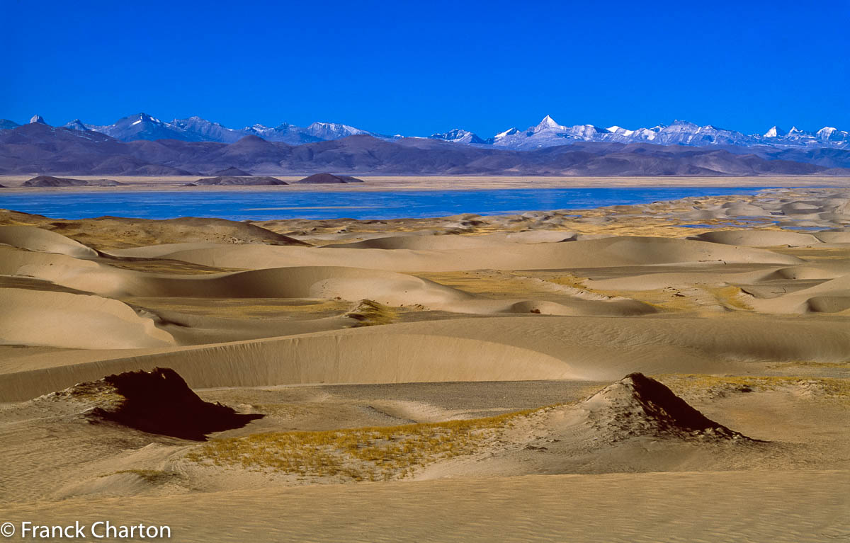 Les bords du fleuve Tsangpo, longeant en parallèle de loin la chaine himalayenne, entre Lhatse et Saga