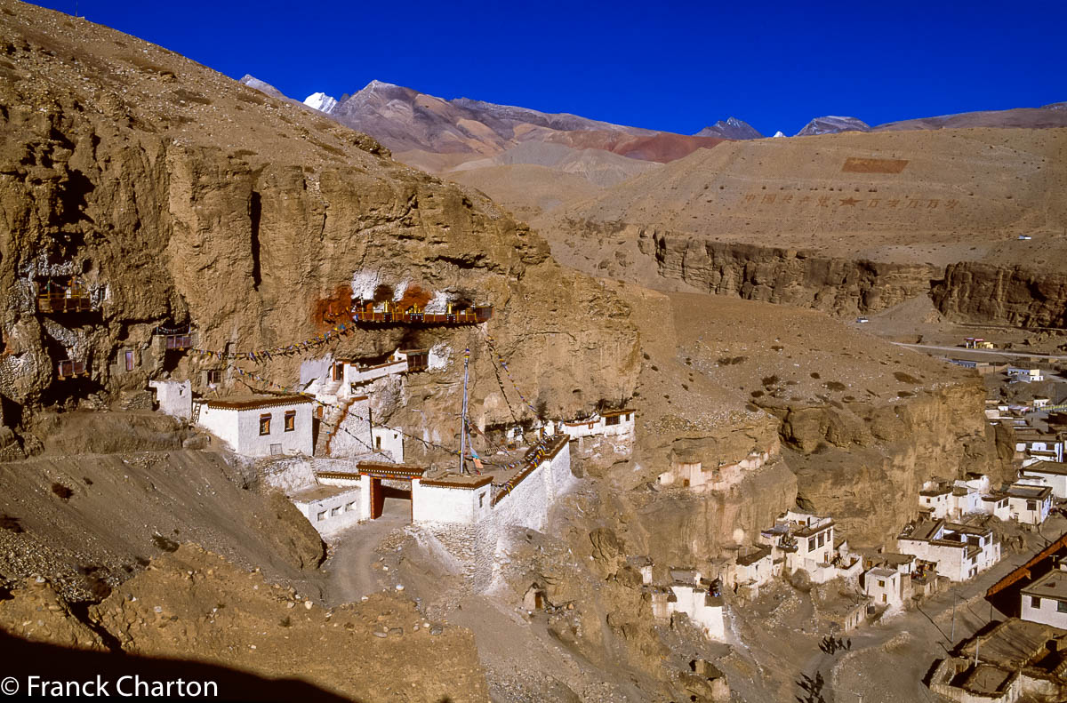 Purang/Taklakot, monastère rupestre de Tsegu (littéralement le temple aux neuf étages), dominant les habitations troglodytes de l’ancienne cité caravannière au carrefour des routes commerciales le Tibet, la Chine, l’Inde et le Népal