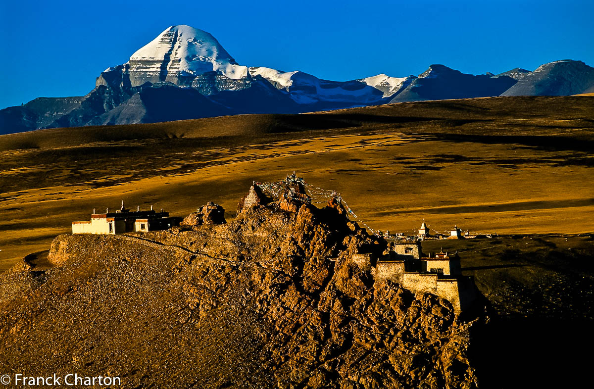 Monastère de Chiu gompa, sur les berges nord-ouest du lac Manasarovar, et face sud du Mt Kailash en majesté