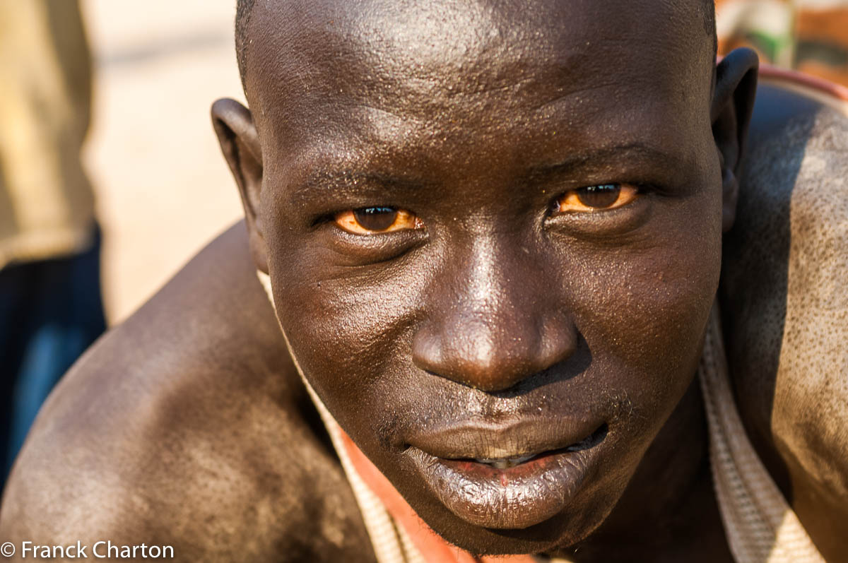 Lutteur Nuba de Fungor se concentrant avant un engagement. 