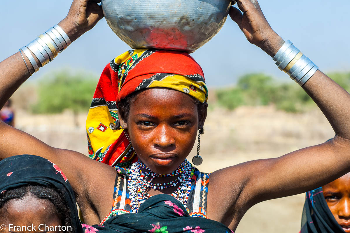 Jeune fille Fulani de retour du puits. 
