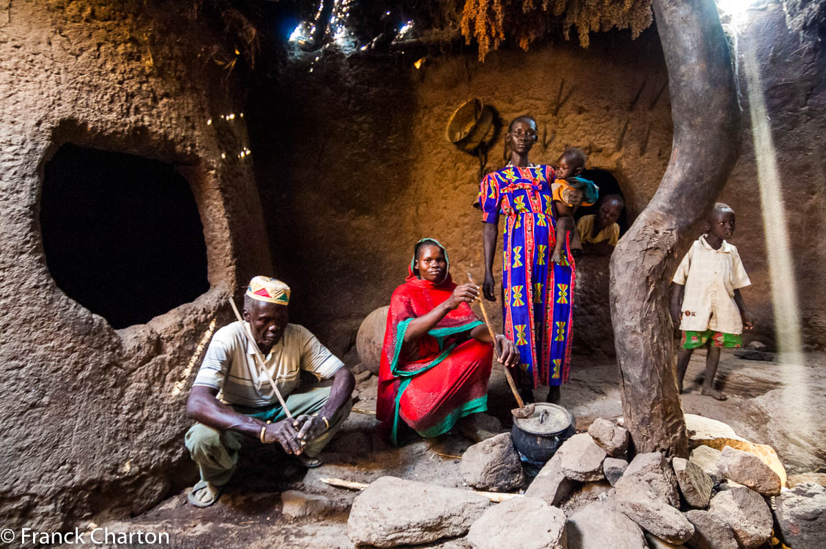 Intérieur d’une case Nuba Masakin, région de Talodi. 