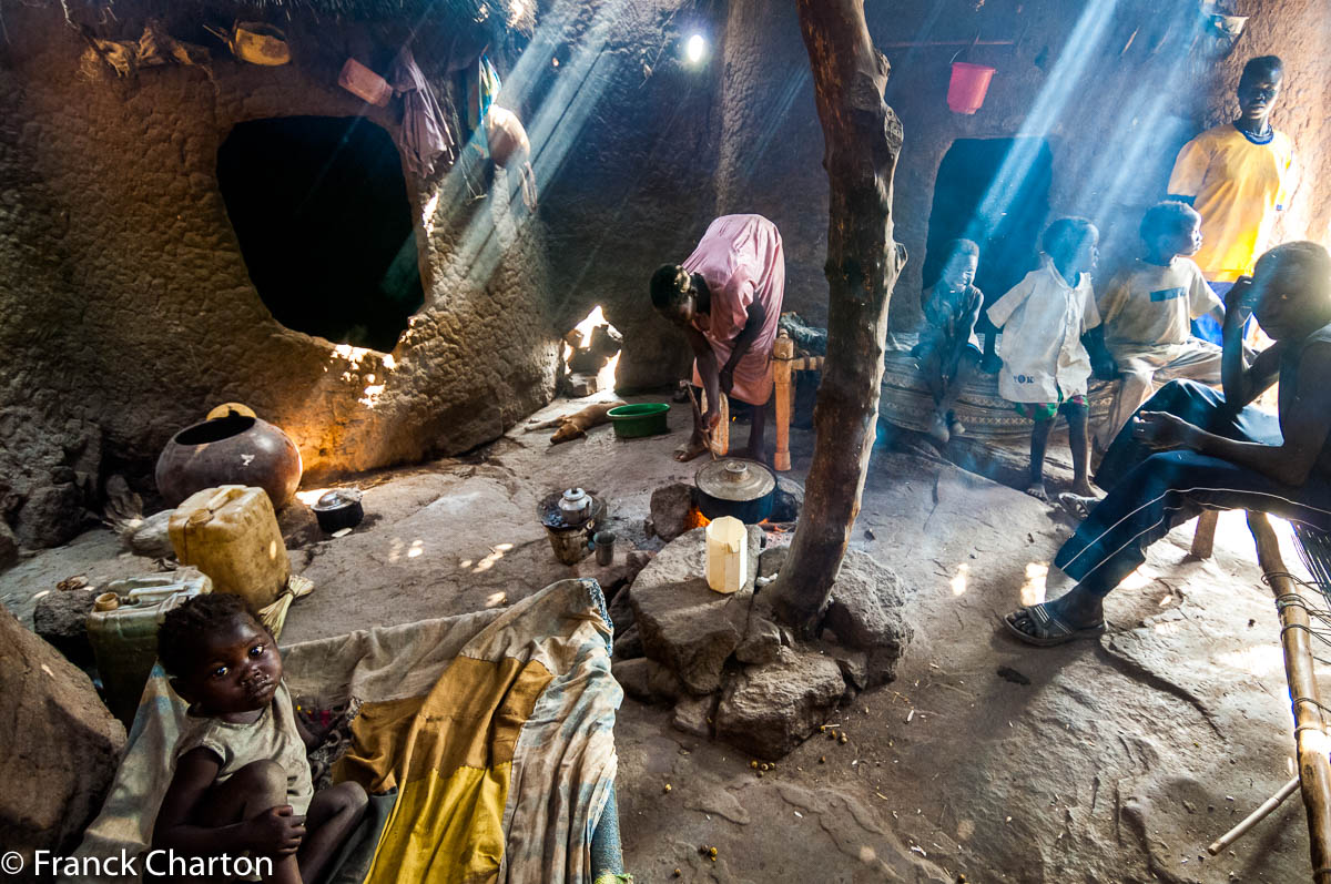 Intérieur d’une case Nuba Masakin, région de Talodi. 