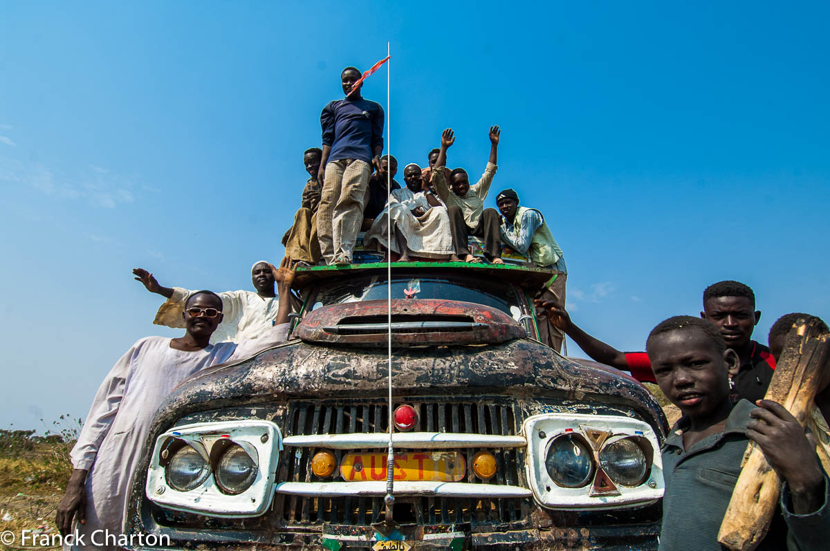 Sur la route du sud, entre Khartoum et Dilling, un taxi-brousse très « convivial ». 