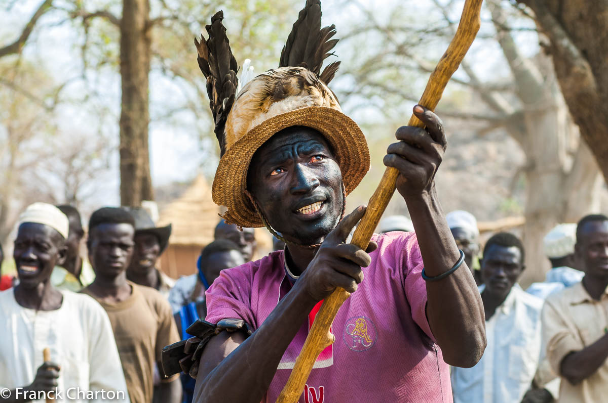 Lutte rituelle au corps à corps dans le village de Kau.