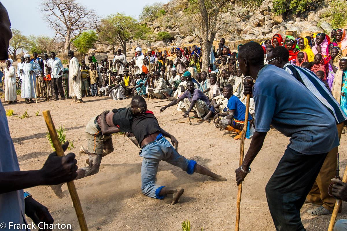 Lutte rituelle au corps à corps dans le village de Kau.