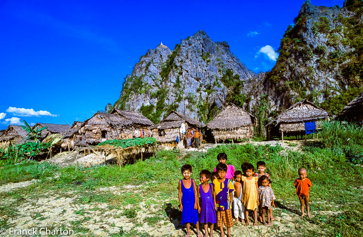 Enfants karen et leur village sur pilotis, au coeur des pitons karstiques