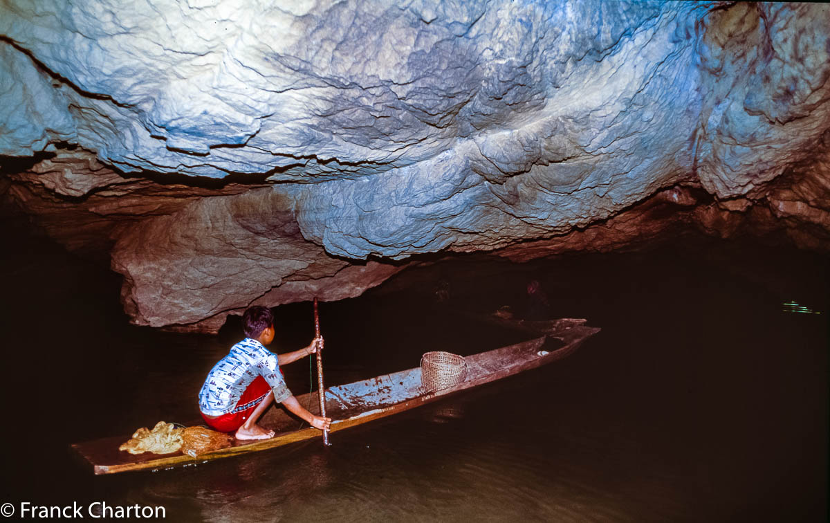 Grotte de Saddar :  accès en pirogue sous roche