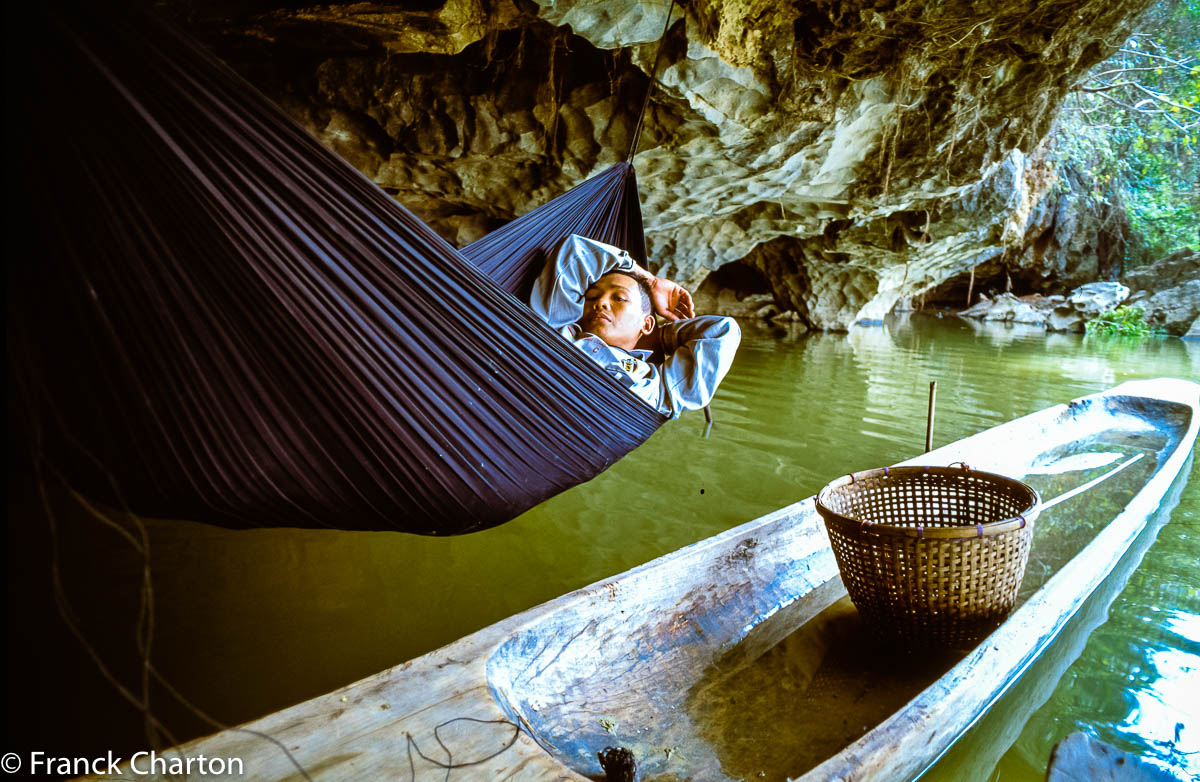 Grotte de Saddar : pêcheur au repos dans son hamac
