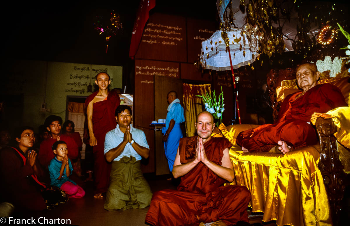 Audience privée avec le sayadaw Thamanya, avec Dieter au premier plan (mains jointes)