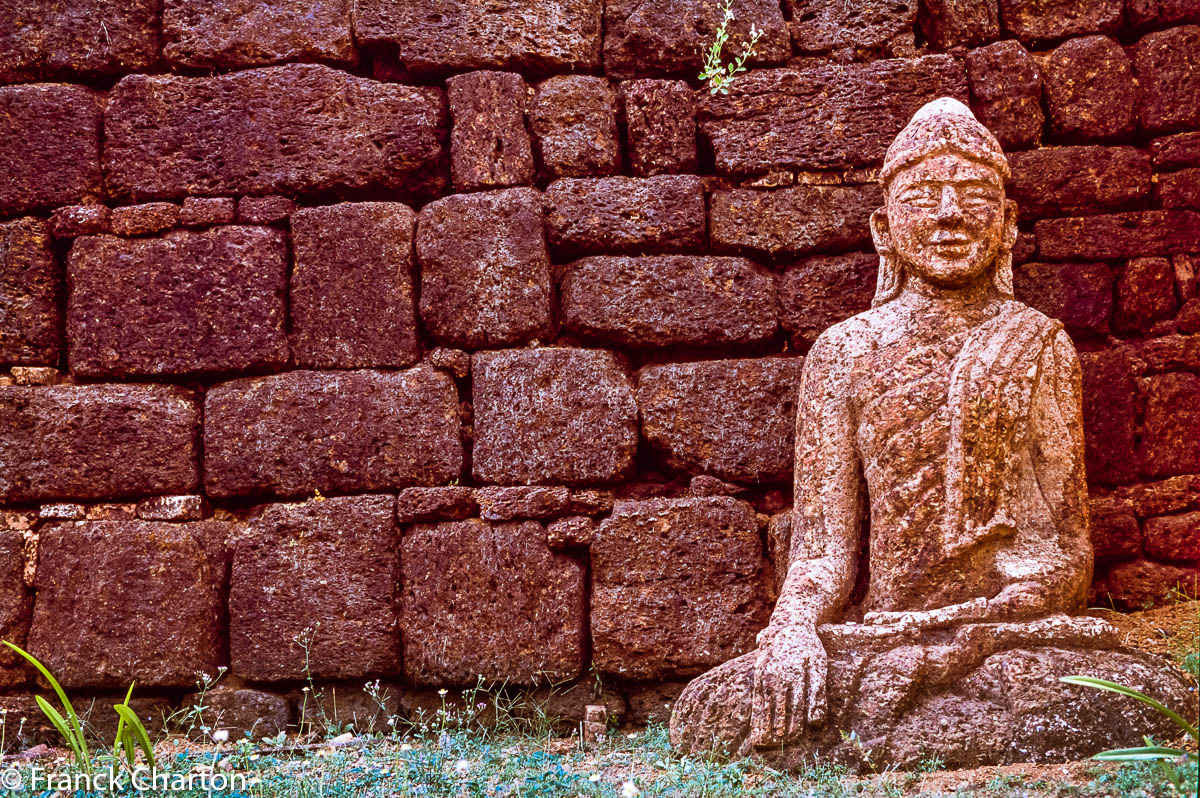 La statue (stylisée) de Thamanya en méditation, à l’entrée du site de pèlerinage