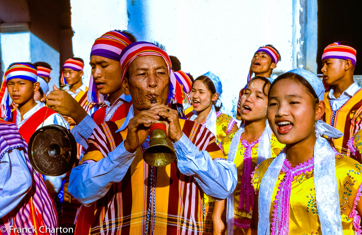 Fête karen au monastère de Thaton : musiciens et chanteuses karen