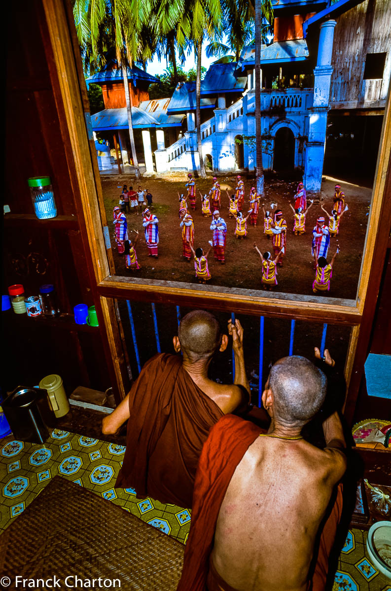 Fête karen au monastère de Thaton : vieux moines observant les danseuses depuis leurs quartiers en étage