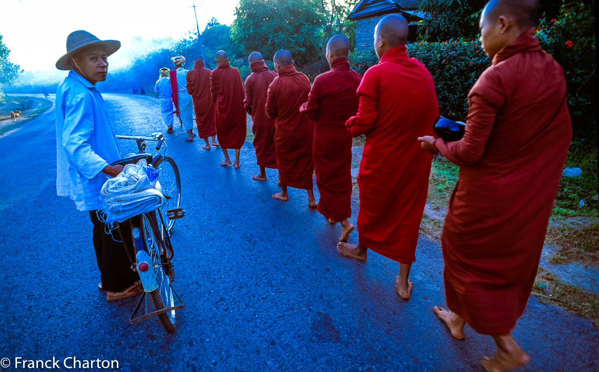 Tous les matins, les moines des monastères de Thamanya et d’ailleurs vont mendier leur riz quotidien auprès des villageois locaux