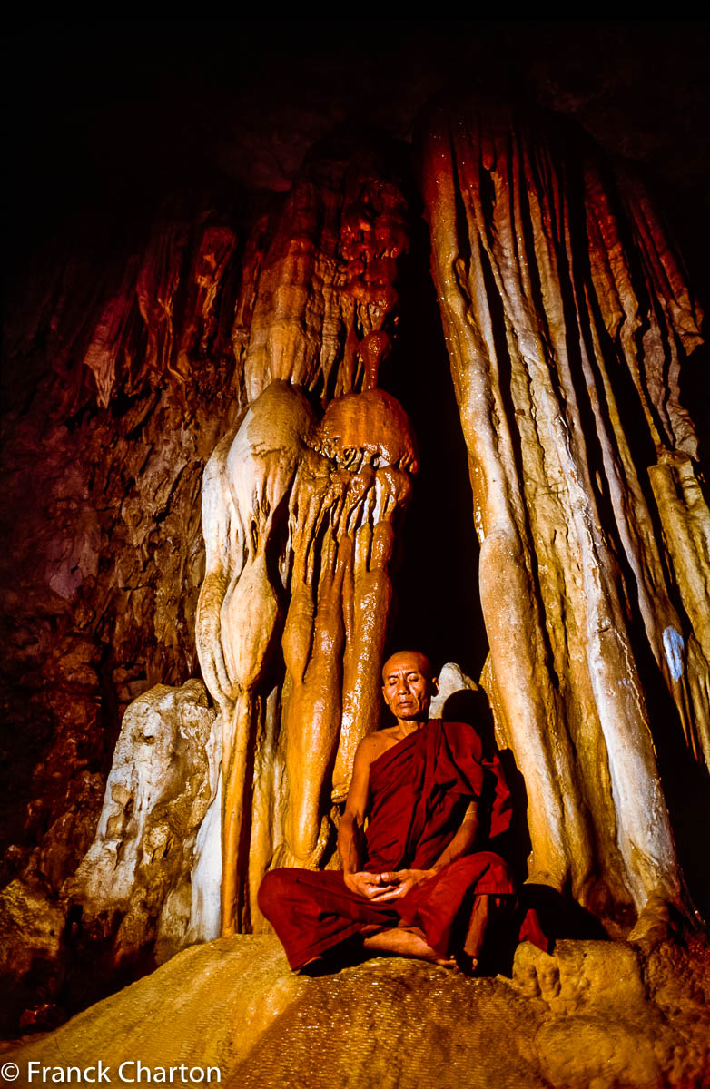 Moine en méditation dans la grotte de Bayin Nyi