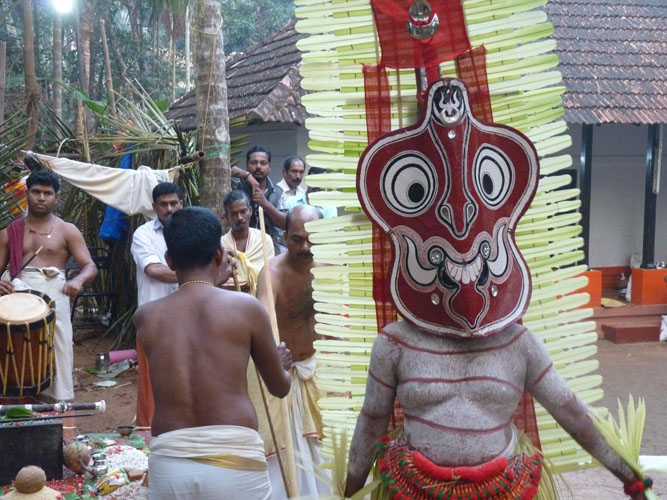 Homme-Dieu lors d'un Theyyam