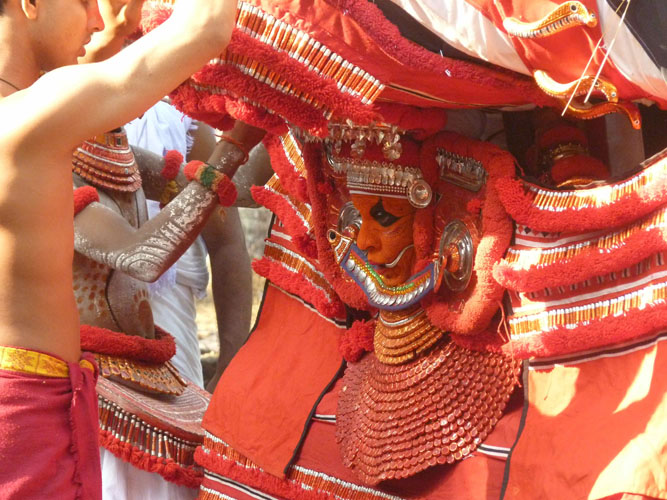 Maquillage traditionnel du Theyyam