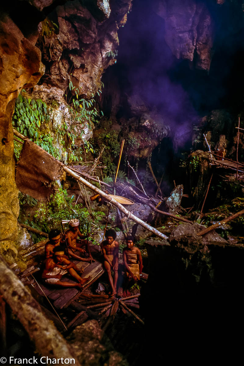 Sous le porche de la grande grotte habitée du Gunung Tokala. 