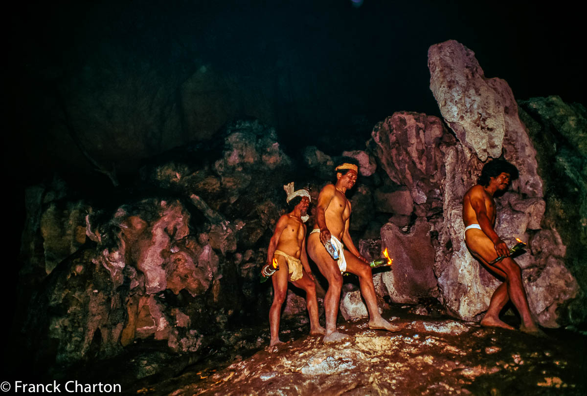 Expédition spéléo dans les galeries sous-terraines de la grotte, avec des torches en résine-damar.