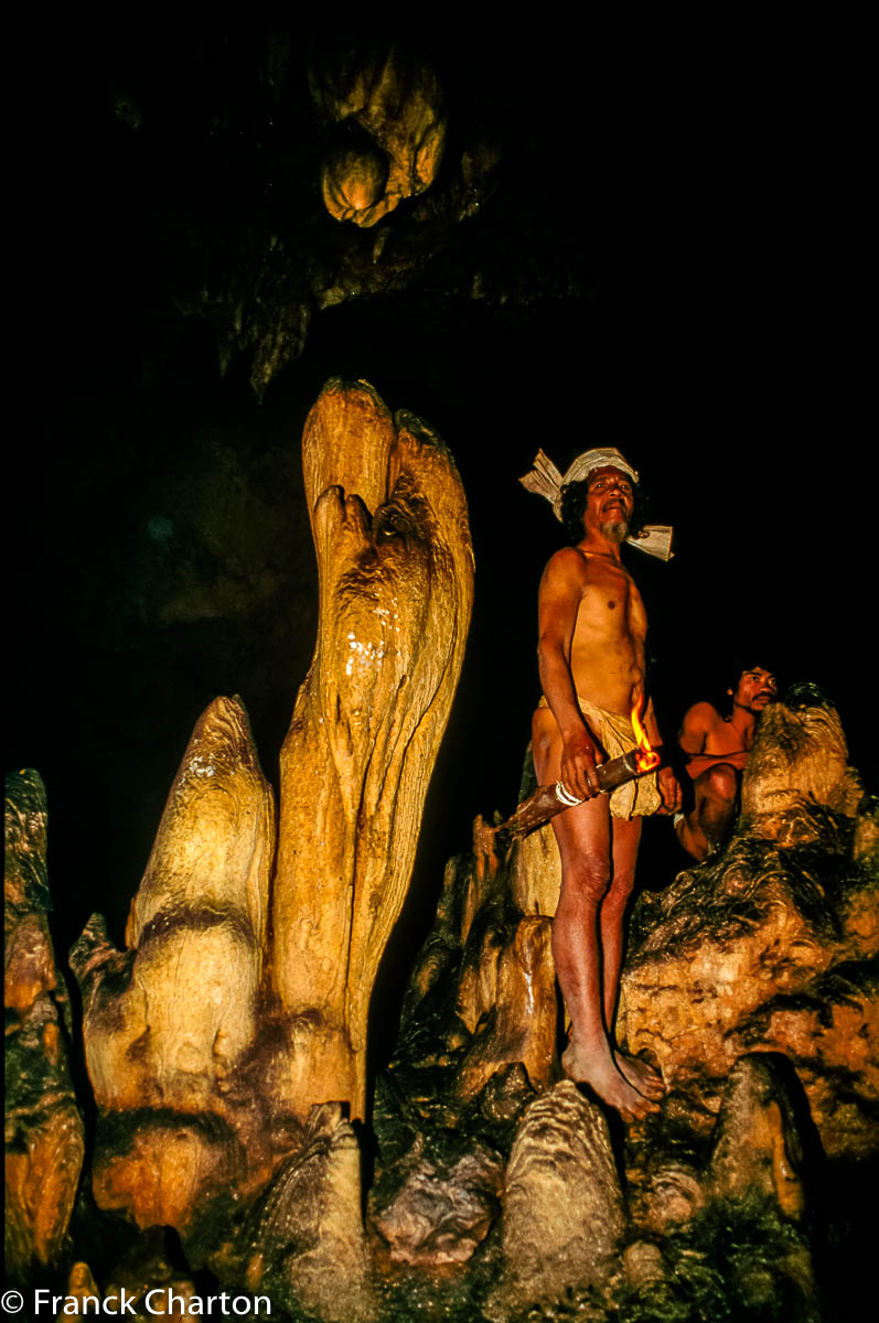 Le stalagmite des initiations, loin au fond de la grotte.  