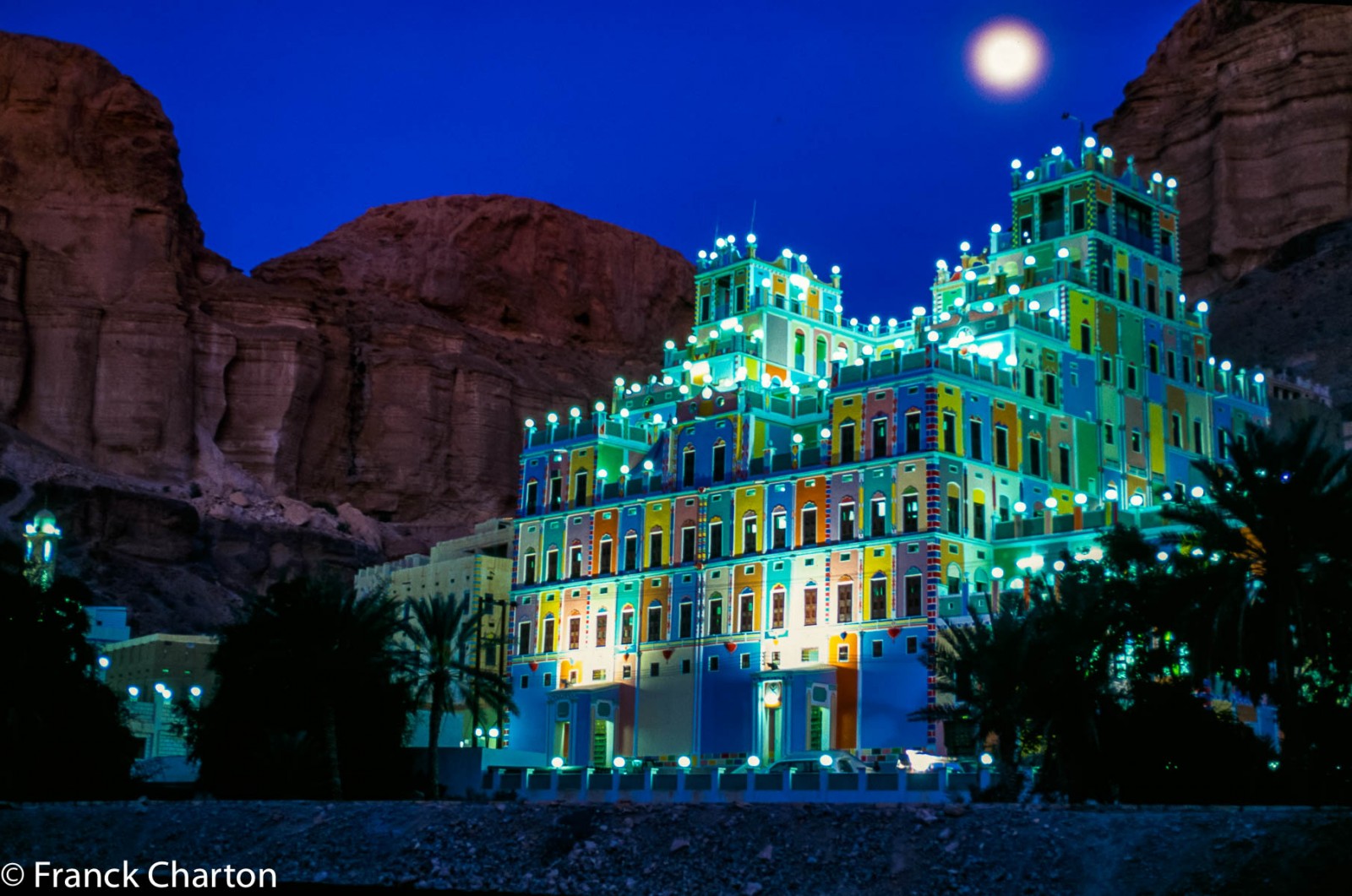 Pleine lune sur le palais Buqshan. 