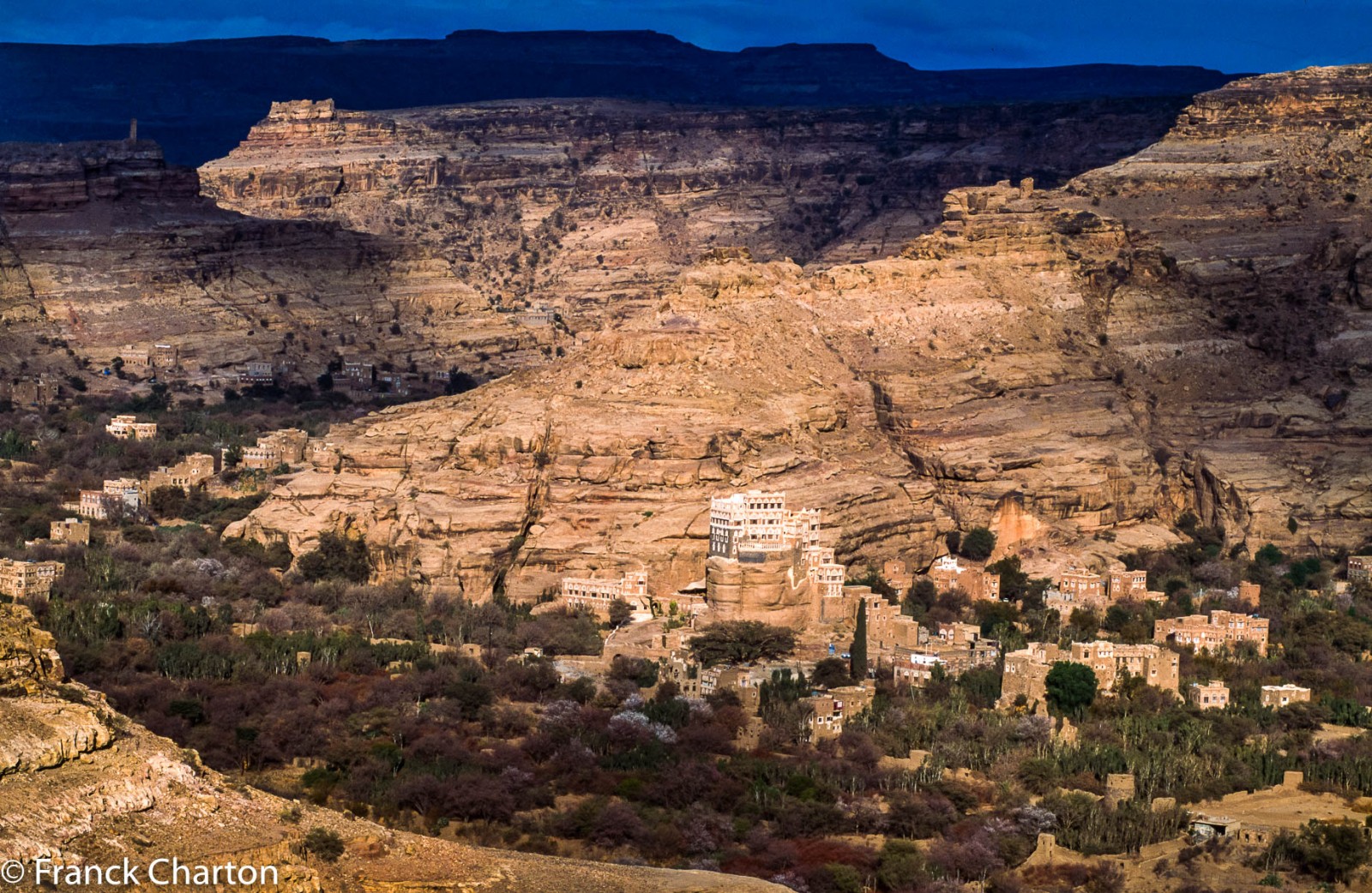 Dans le canyon du Wadi Dhar, l’ancien palais de l’imam, Dar Al Hajjar, ou palais du rocher, devenu un musée.  