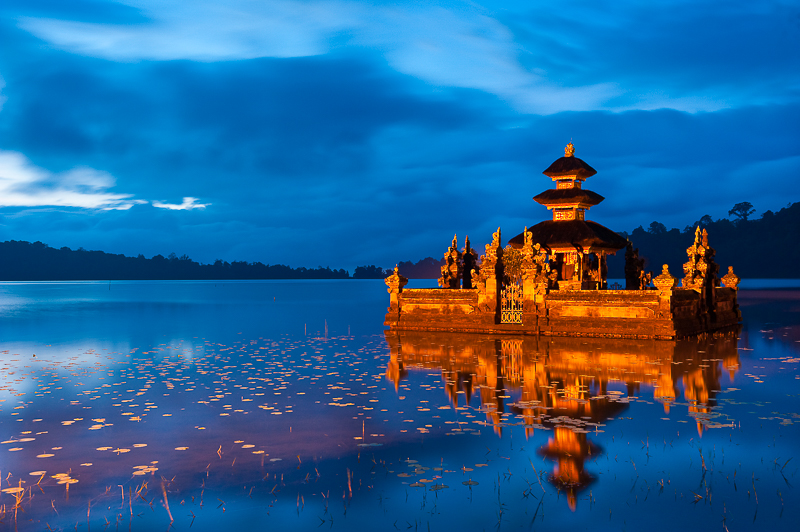 Temple hindouiste sur le lac Bratan © Marc Dozier